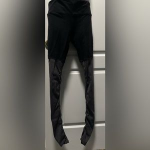 ALO GODDESS LEGGINGS! Black and gray size medium light piling
